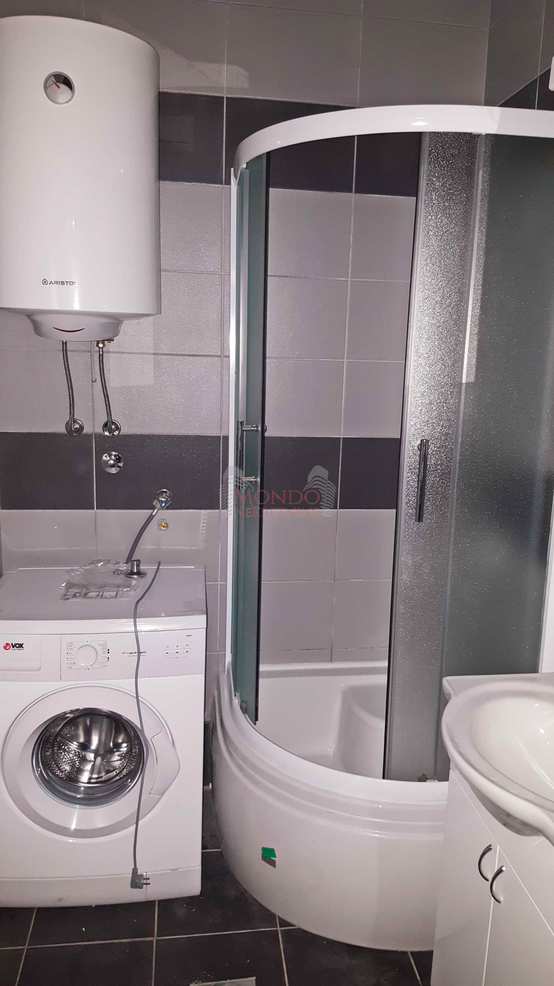 Izdaje se jednoiposoban stan u centru ul. Generala Milojka Lesjanina 8