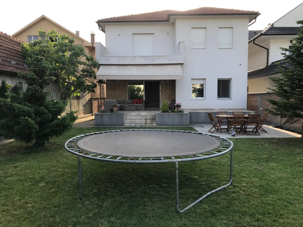 Izdaje se porodicna kuca u Zemunu 1