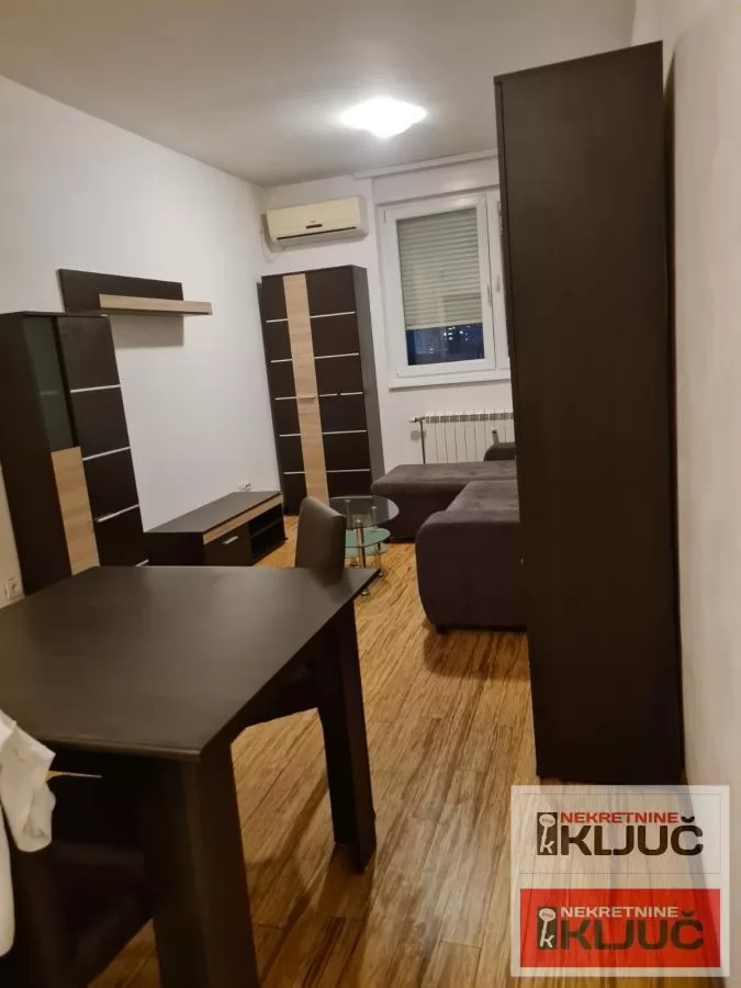 odlicna garsonjera na Adamovicevom naselju 3