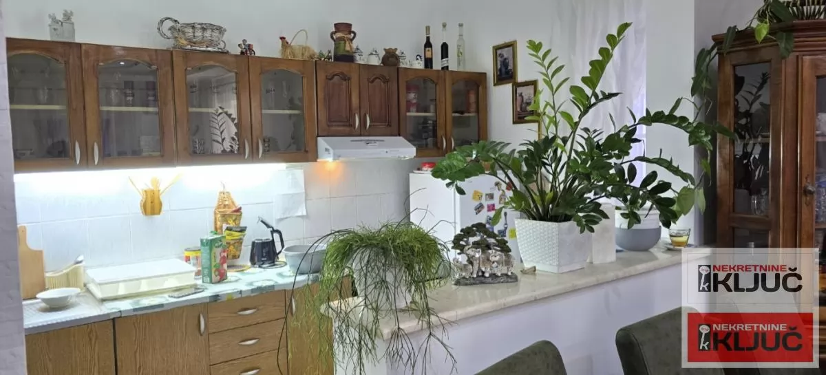 VETERNIK IZDAJE SE DVOIPOSOBAN POLUNAMEŠTEN STAN U PRIZEMLJU KUĆE 1