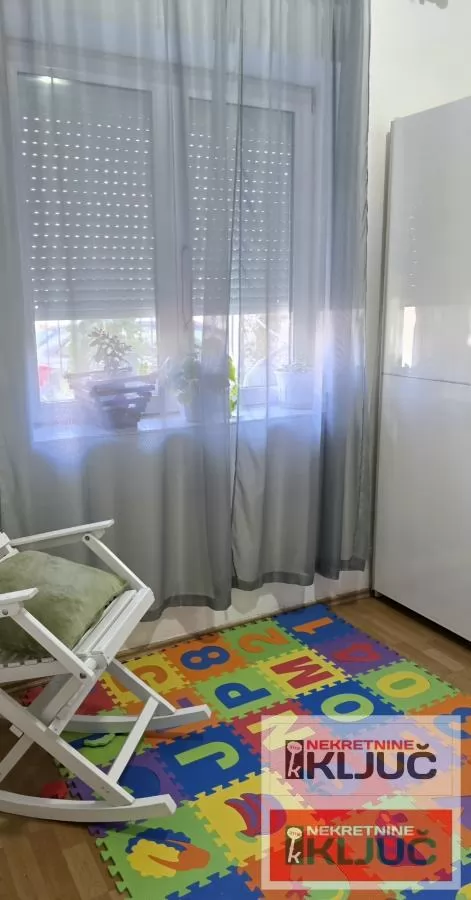 VETERNIK IZDAJE SE DVOIPOSOBAN POLUNAMEŠTEN STAN U PRIZEMLJU KUĆE 10