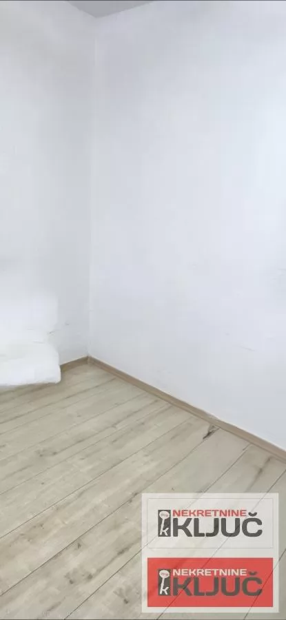 VETERNIK IZDAJE SE DVOIPOSOBAN POLUNAMEŠTEN STAN U PRIZEMLJU KUĆE 12