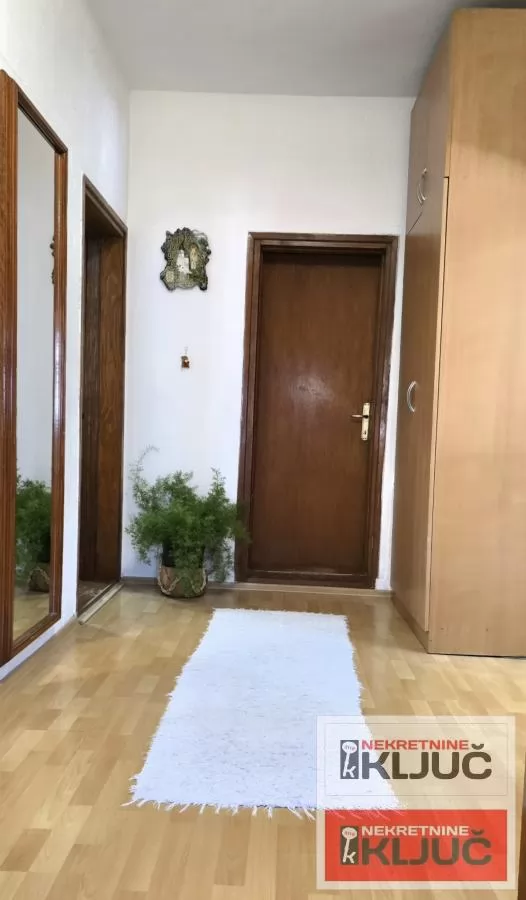 VETERNIK IZDAJE SE DVOIPOSOBAN POLUNAMEŠTEN STAN U PRIZEMLJU KUĆE 13