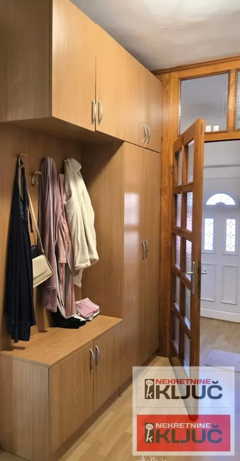 VETERNIK IZDAJE SE DVOIPOSOBAN POLUNAMEŠTEN STAN U PRIZEMLJU KUĆE 14