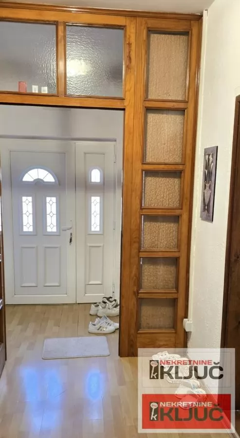 VETERNIK IZDAJE SE DVOIPOSOBAN POLUNAMEŠTEN STAN U PRIZEMLJU KUĆE 15