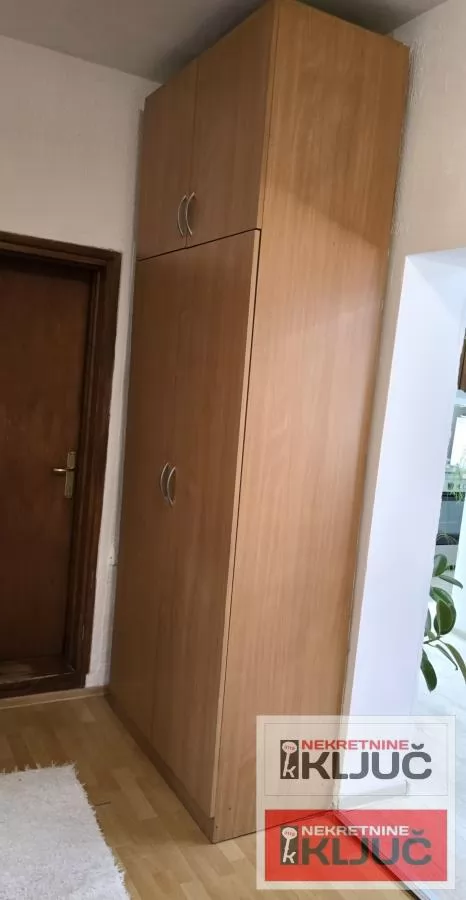 VETERNIK IZDAJE SE DVOIPOSOBAN POLUNAMEŠTEN STAN U PRIZEMLJU KUĆE 16