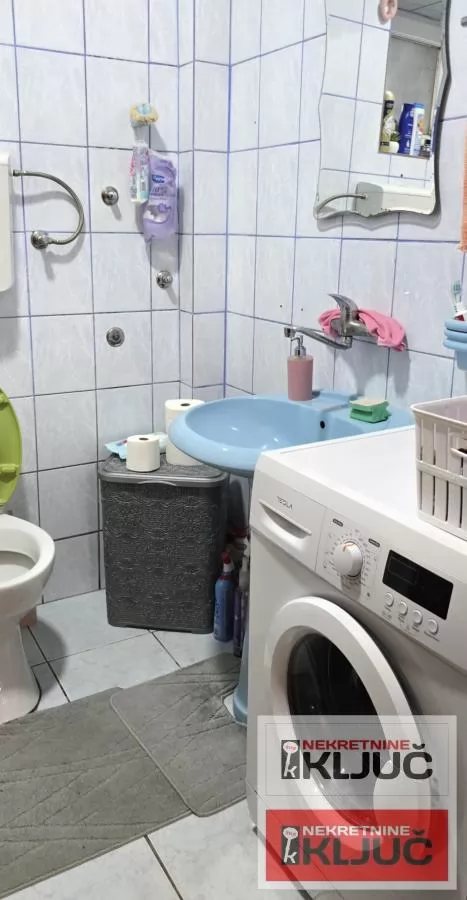 VETERNIK IZDAJE SE DVOIPOSOBAN POLUNAMEŠTEN STAN U PRIZEMLJU KUĆE 17