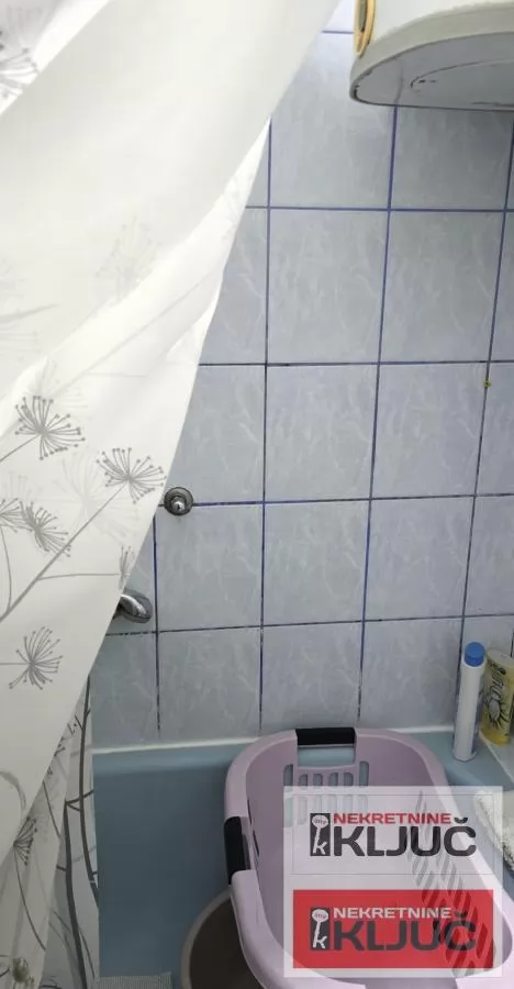 VETERNIK IZDAJE SE DVOIPOSOBAN POLUNAMEŠTEN STAN U PRIZEMLJU KUĆE 18