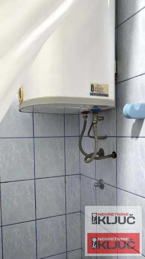 VETERNIK IZDAJE SE DVOIPOSOBAN POLUNAMEŠTEN STAN U PRIZEMLJU KUĆE 19