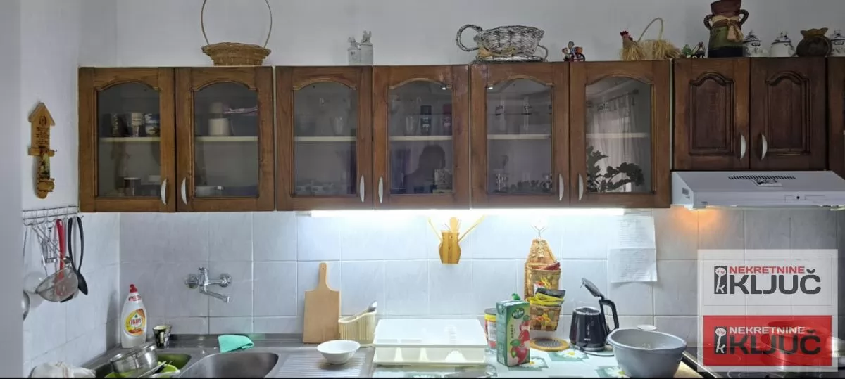 VETERNIK IZDAJE SE DVOIPOSOBAN POLUNAMEŠTEN STAN U PRIZEMLJU KUĆE 2