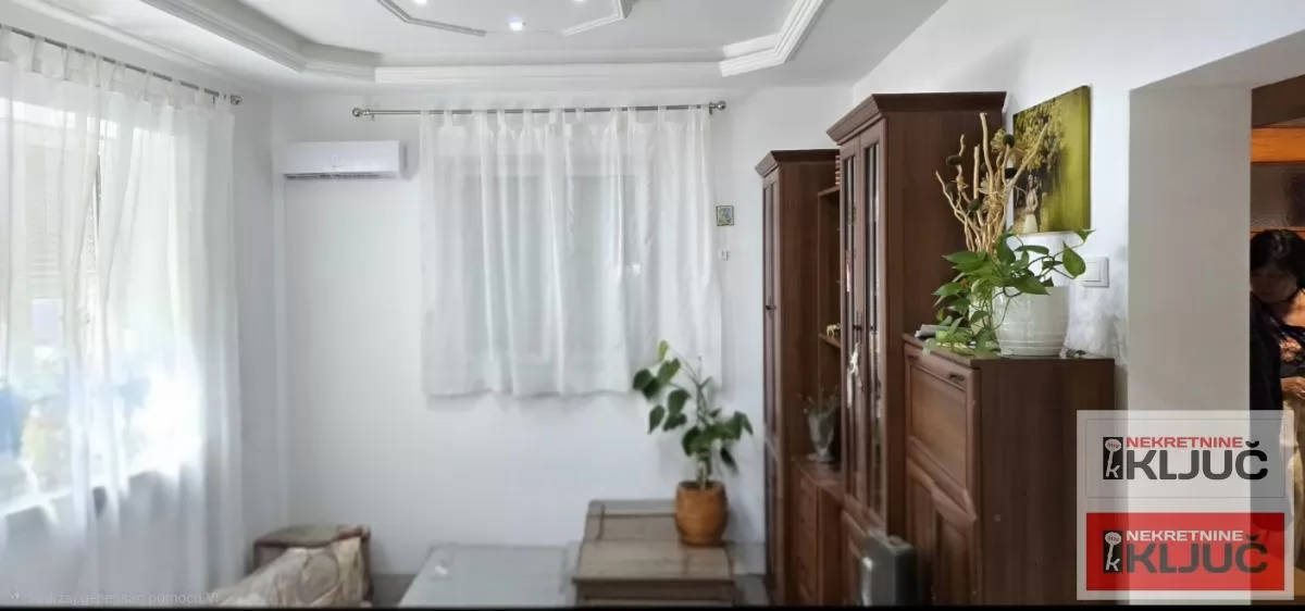 VETERNIK IZDAJE SE DVOIPOSOBAN POLUNAMEŠTEN STAN U PRIZEMLJU KUĆE 3