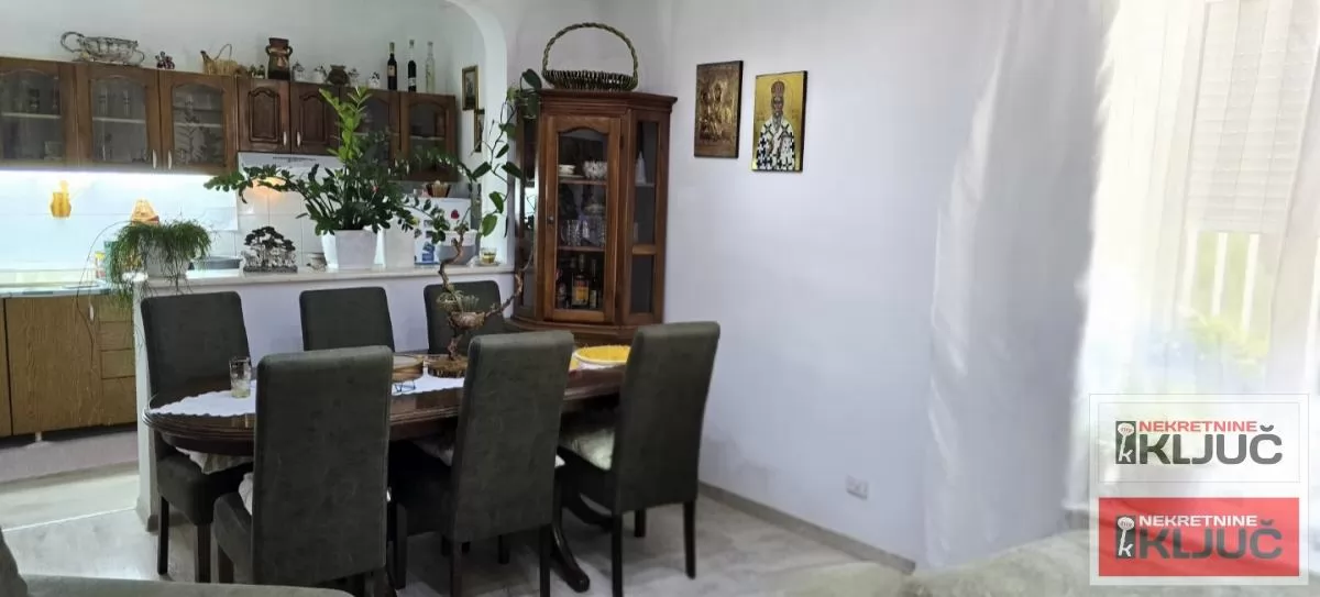 VETERNIK IZDAJE SE DVOIPOSOBAN POLUNAMEŠTEN STAN U PRIZEMLJU KUĆE 5