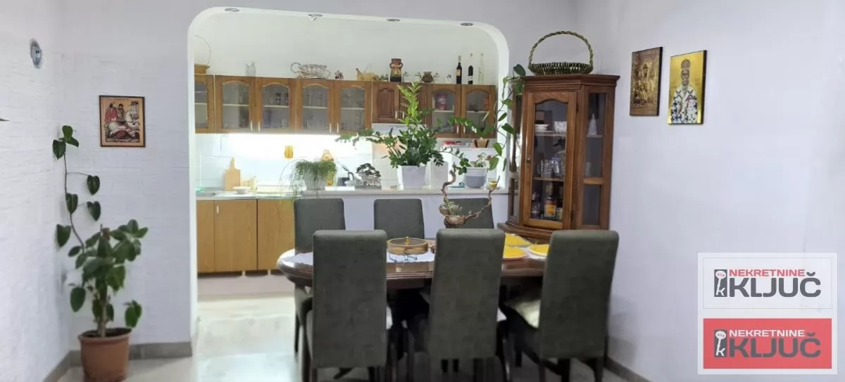 VETERNIK IZDAJE SE DVOIPOSOBAN POLUNAMEŠTEN STAN U PRIZEMLJU KUĆE 6