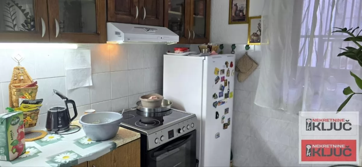 VETERNIK IZDAJE SE DVOIPOSOBAN POLUNAMEŠTEN STAN U PRIZEMLJU KUĆE 7