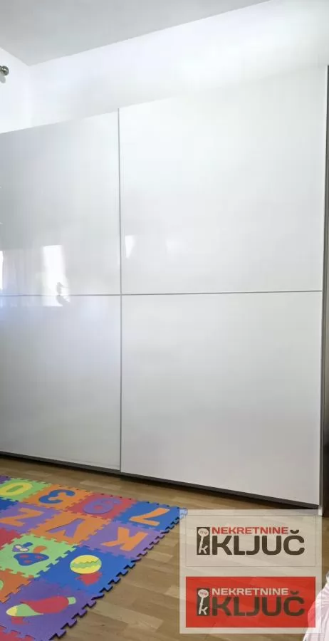 VETERNIK IZDAJE SE DVOIPOSOBAN POLUNAMEŠTEN STAN U PRIZEMLJU KUĆE 9