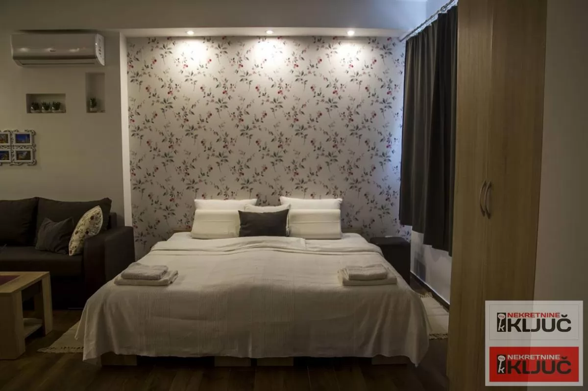CENTAR IZDAJE SE NAMEŠTENA GARSONJERA SA SVIM URAČUNATIM TROŠKOVIMA I SA PARKING MESTOM 3