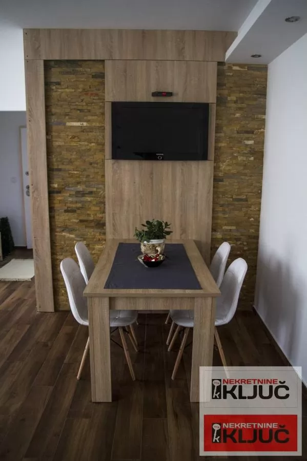 CENTAR IZDAJE SE NAMEŠTENA GARSONJERA SA SVIM URAČUNATIM TROŠKOVIMA I SA PARKING MESTOM 4