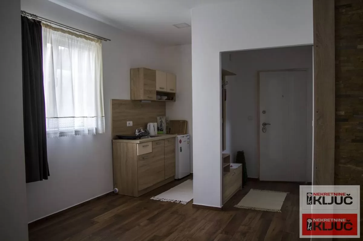 CENTAR IZDAJE SE NAMEŠTENA GARSONJERA SA SVIM URAČUNATIM TROŠKOVIMA I SA PARKING MESTOM 5