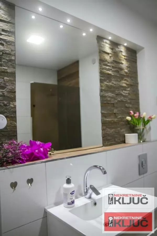 CENTAR IZDAJE SE NAMEŠTENA GARSONJERA SA SVIM URAČUNATIM TROŠKOVIMA I SA PARKING MESTOM 7