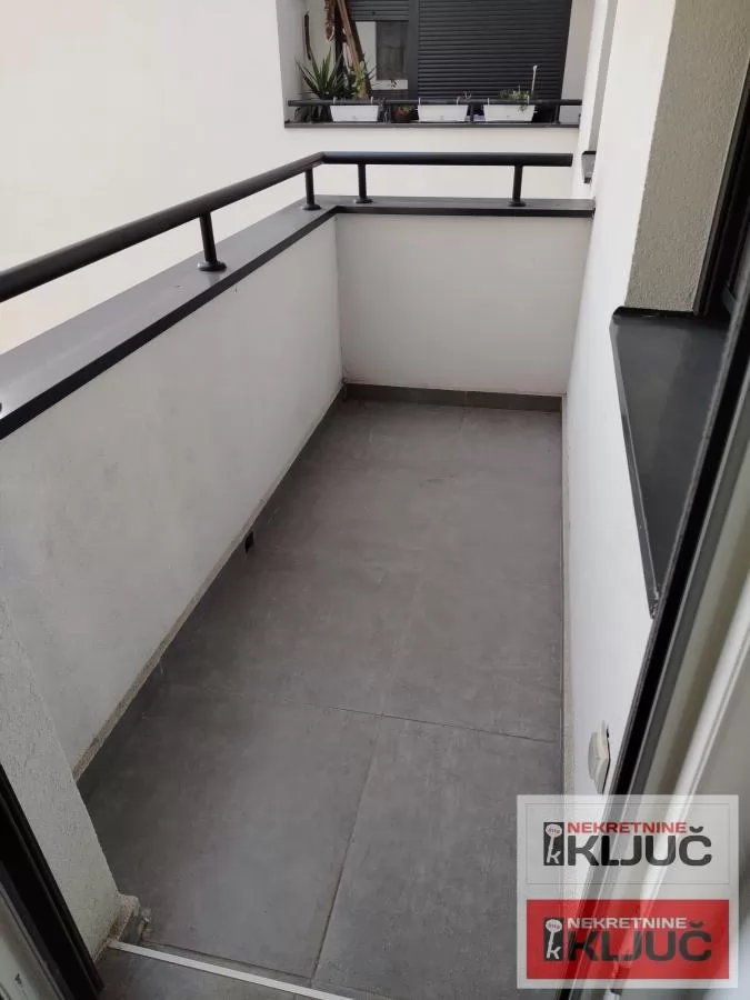 SALAJKA IZDAJE SE DVOIPOSOBAN STAN SA PARKING MESTOM 12