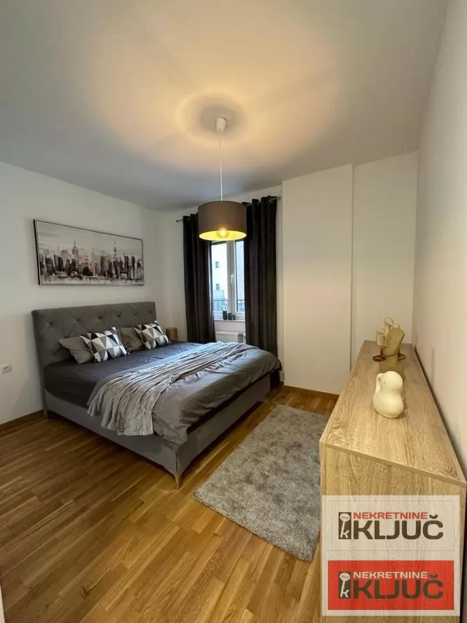 BUELVAR EVROPE IZDAJE SE DVOSOBAN STAN SA GARAŽNIM MESTOM U KOMPLEKSU EVENIJA GARDEN 11