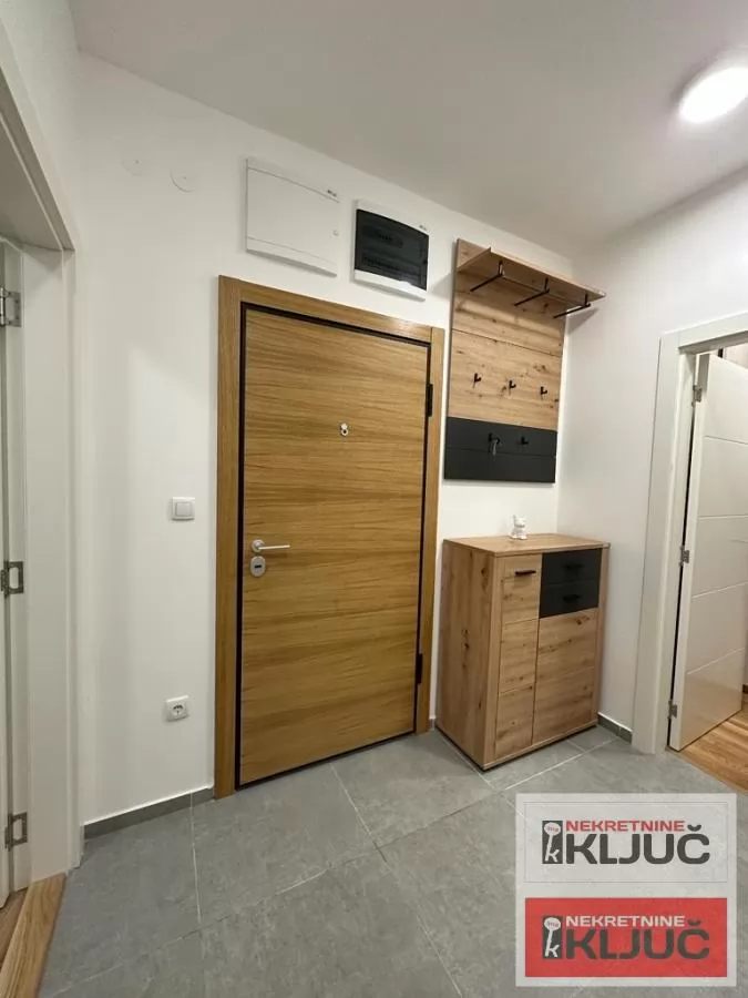 BUELVAR EVROPE IZDAJE SE DVOSOBAN STAN SA GARAŽNIM MESTOM U KOMPLEKSU EVENIJA GARDEN 12