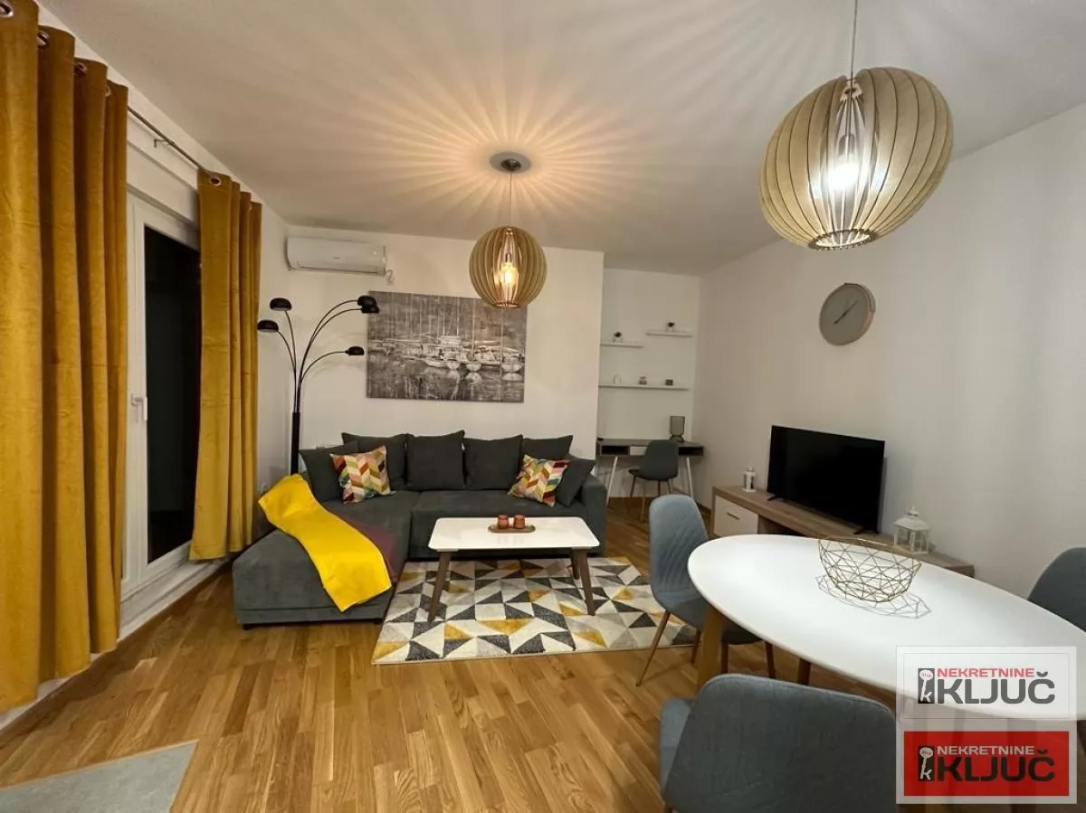 BUELVAR EVROPE IZDAJE SE DVOSOBAN STAN SA GARAŽNIM MESTOM U KOMPLEKSU EVENIJA GARDEN 2