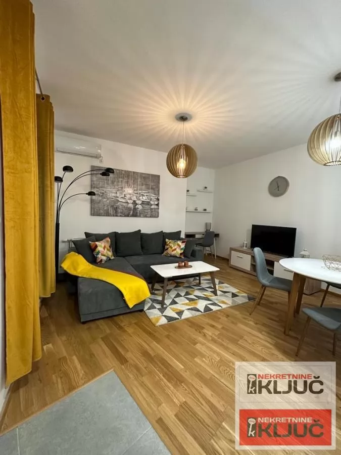 BUELVAR EVROPE IZDAJE SE DVOSOBAN STAN SA GARAŽNIM MESTOM U KOMPLEKSU EVENIJA GARDEN 5