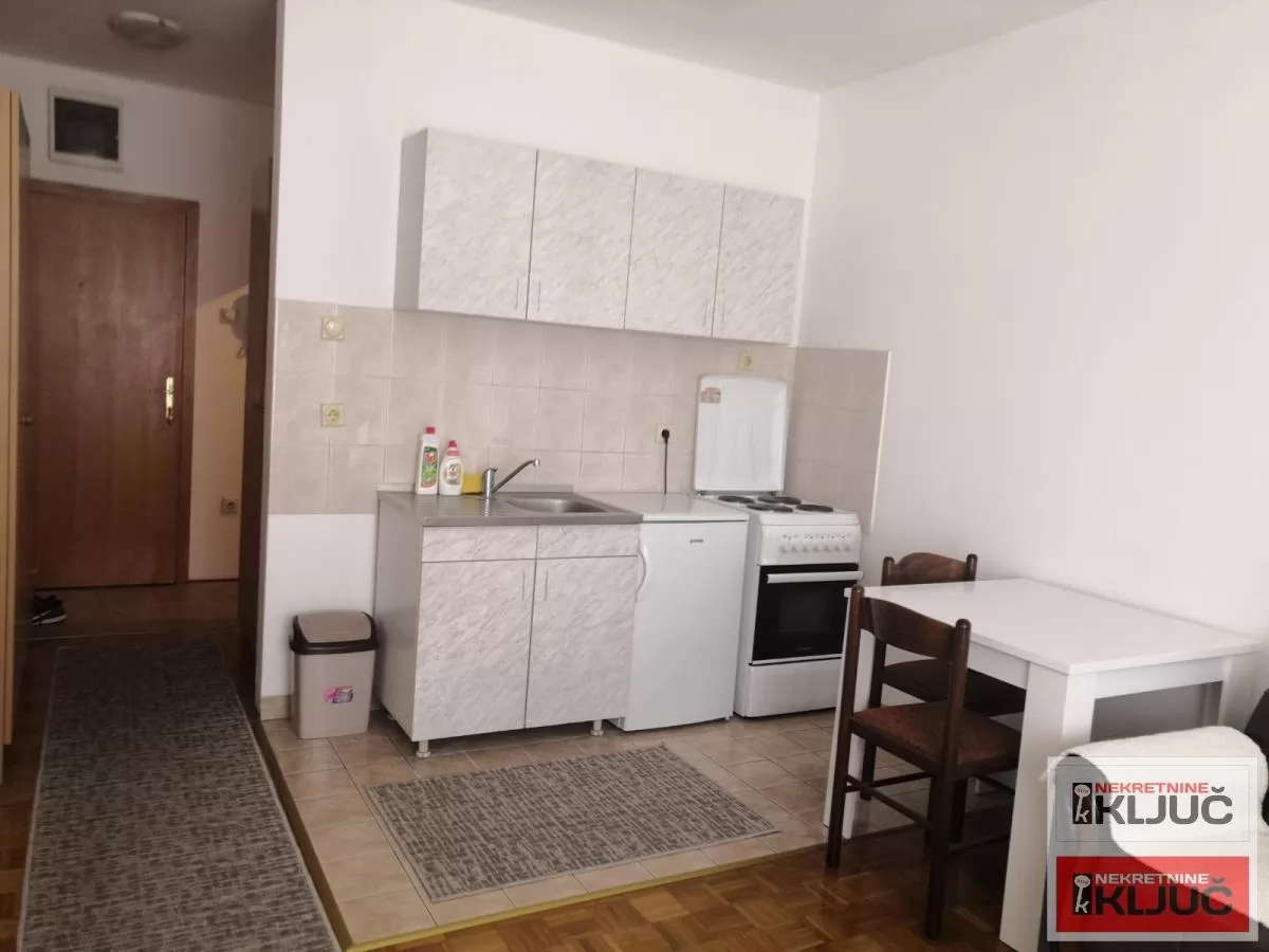 Izdaje se dobra garsonjera u blizini sajma 3