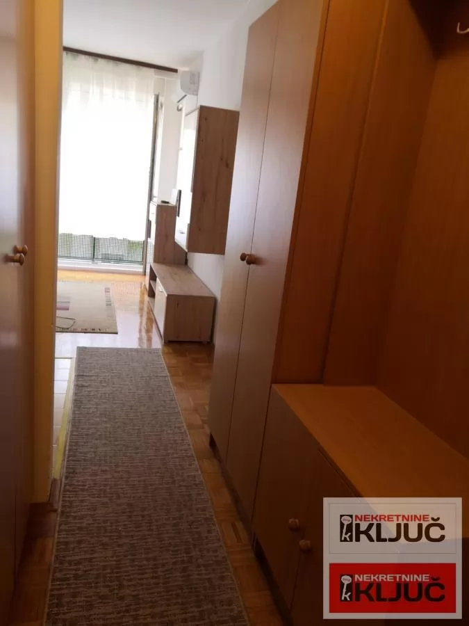 Izdaje se dobra garsonjera u blizini sajma 4