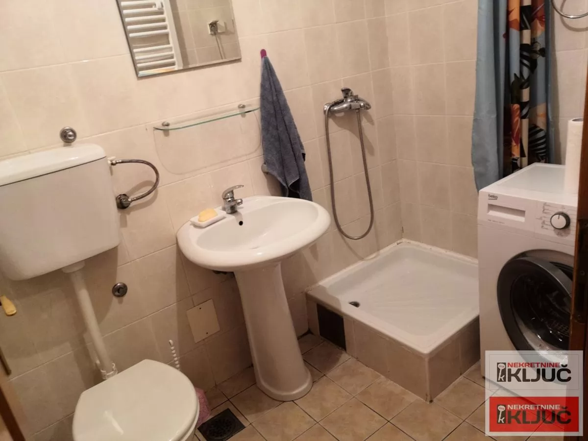 Izdaje se dobra garsonjera u blizini sajma 5