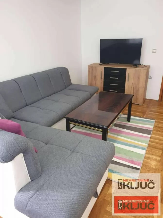 Odlican dvosoban stan u blizini Sajma 2