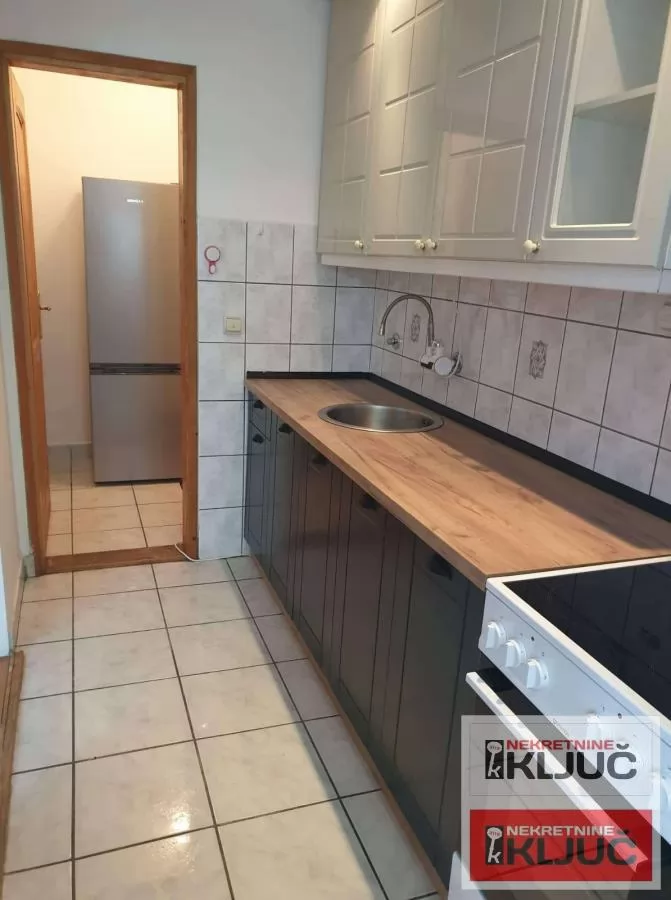 Odlican dvosoban stan u blizini Sajma 3