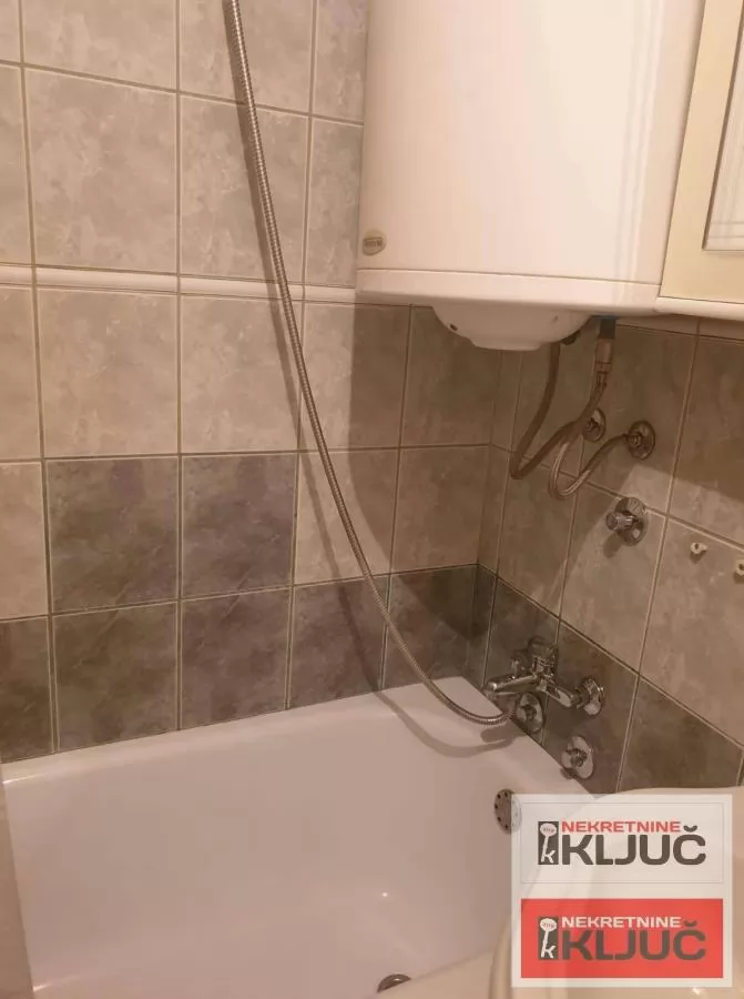 Odlican dvosoban stan u blizini Sajma 9