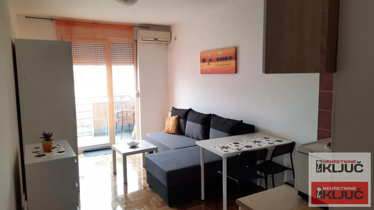 Odlicna garsonjera u blizini Sajma 2