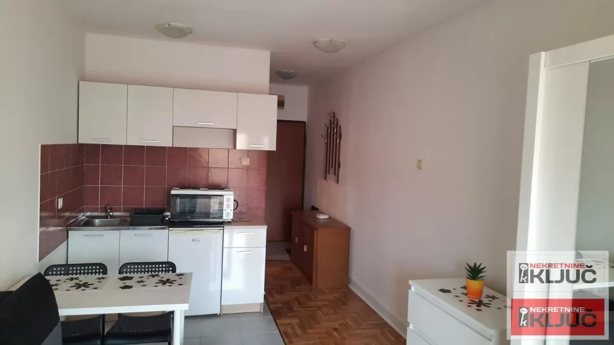 Odlicna garsonjera u blizini Sajma 4