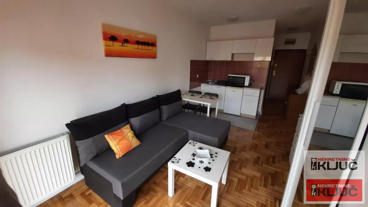 Odlicna garsonjera u blizini Sajma 5