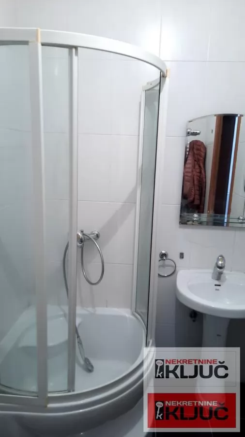 Odlicna garsonjera u blizini Sajma 7