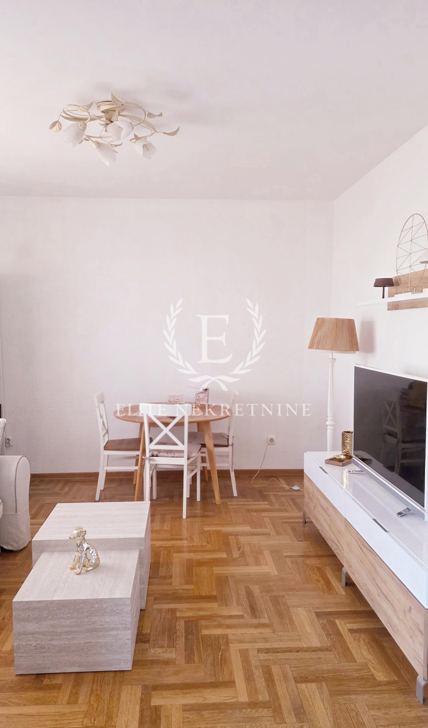 Izdavanje Dvosoban lux stana na Lekinom brdu 2