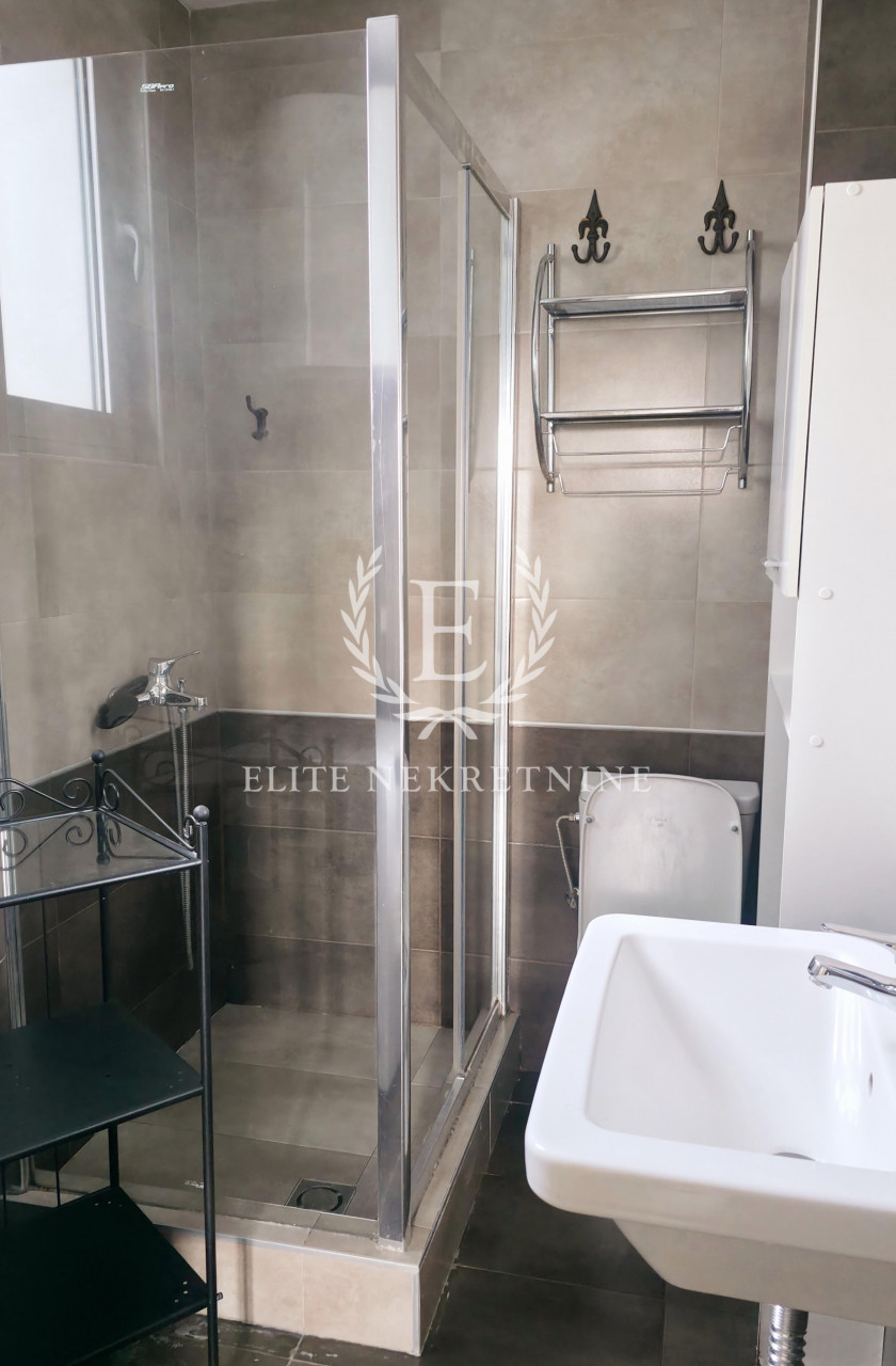 Izdavanje Dvosoban lux stana na Lekinom brdu 5