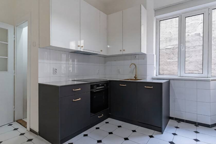 Četvoroiposoban salonski stan za izdavanje u centru  136m2 5