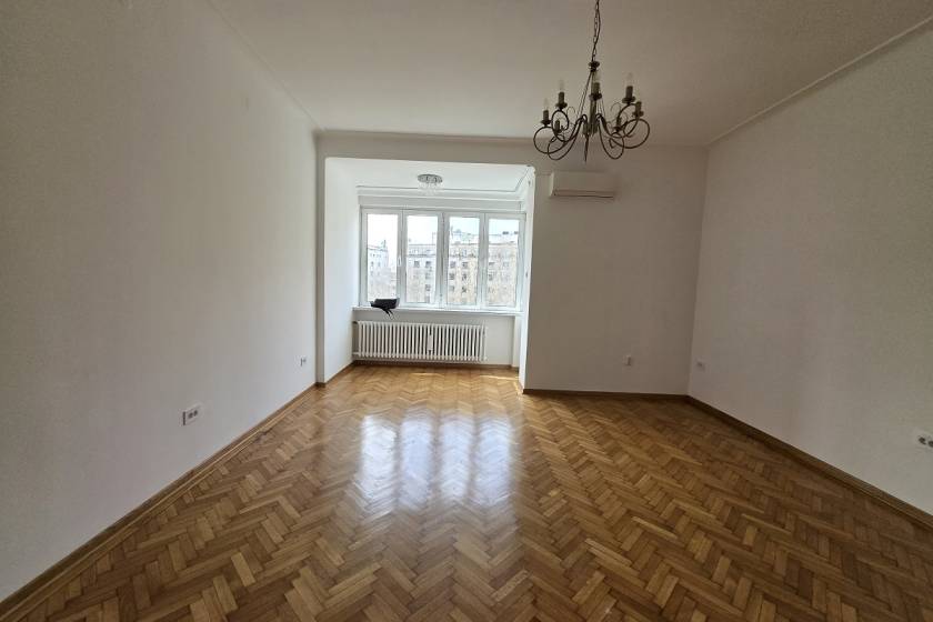 Četvoroiposoban salonski stan za izdavanje u centru  136m2 3