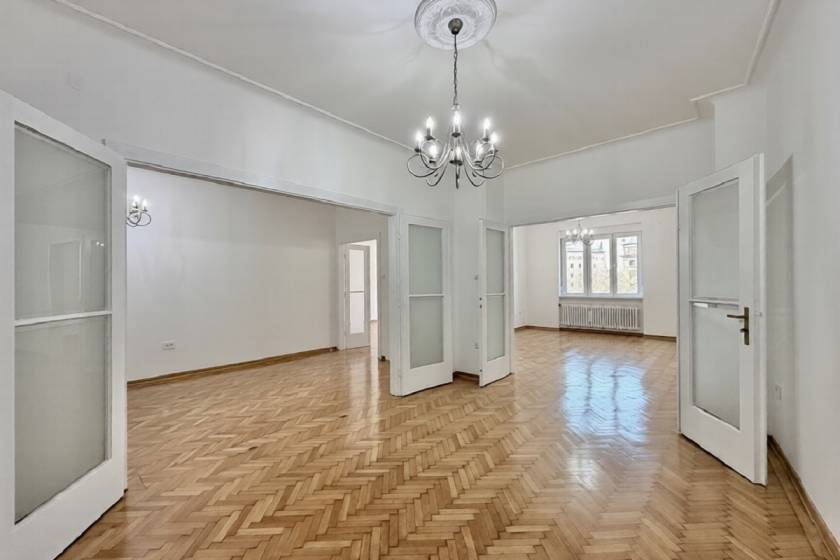 Četvoroiposoban salonski stan za izdavanje u centru  136m2 1