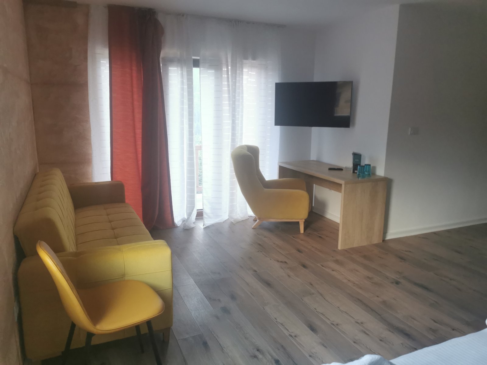 Prodajem kucu i apartman u sklopu kompleksa Chalet 2