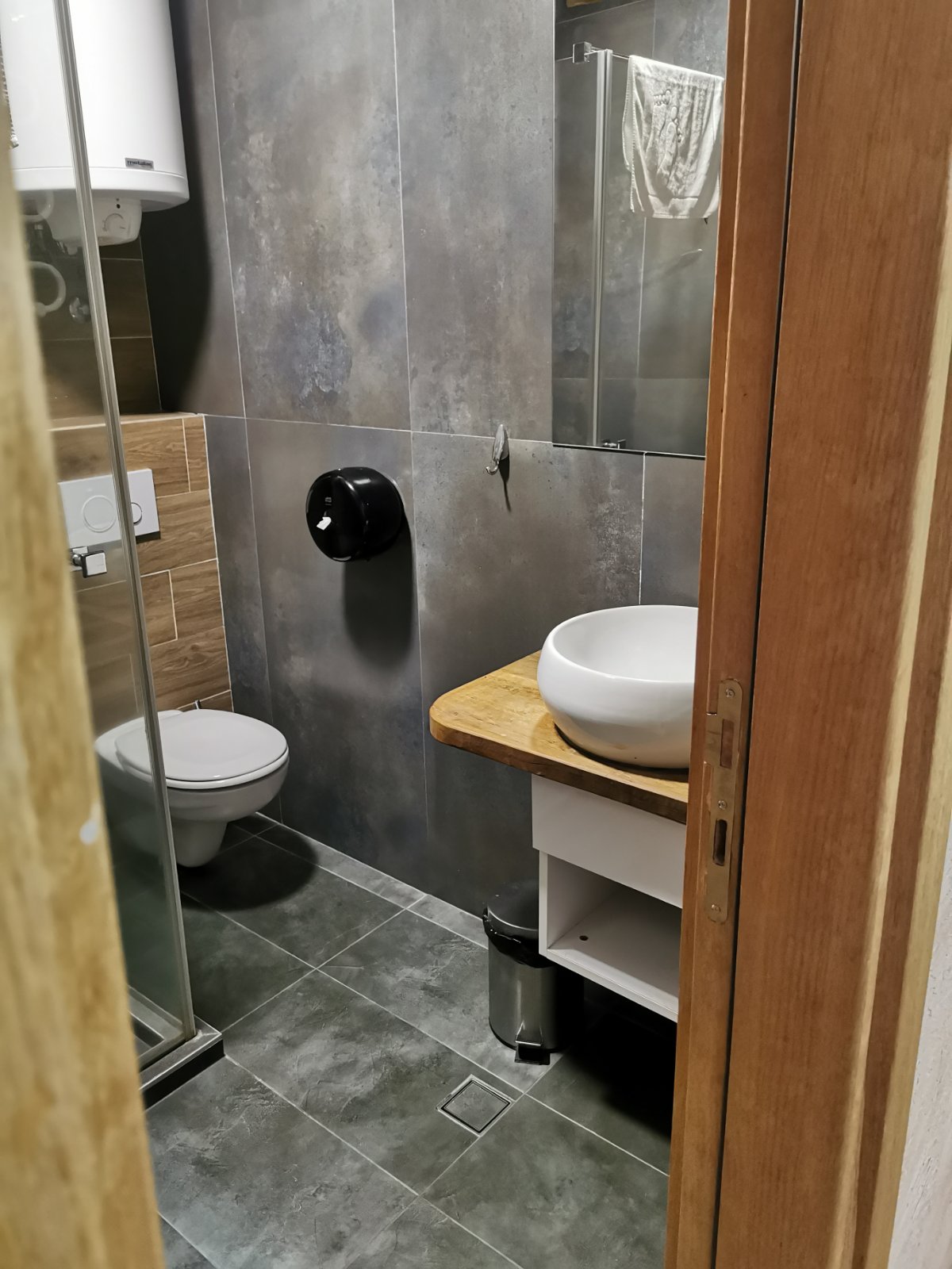 Prodajem kucu i apartman u sklopu kompleksa Chalet 4