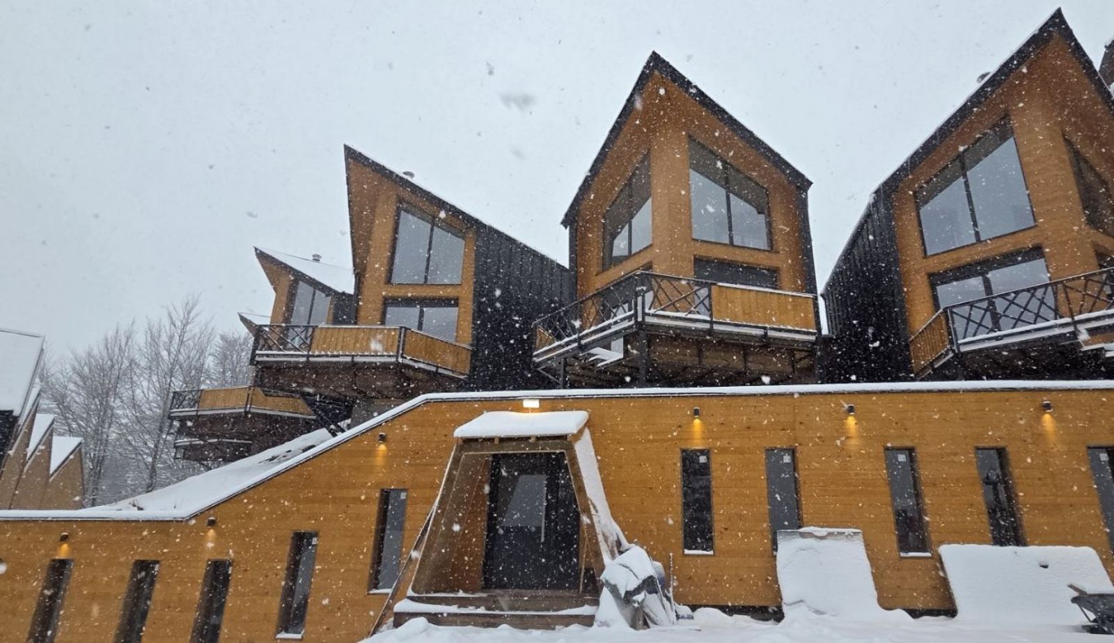 Prodajem kucu i apartman u sklopu kompleksa Chalet 5