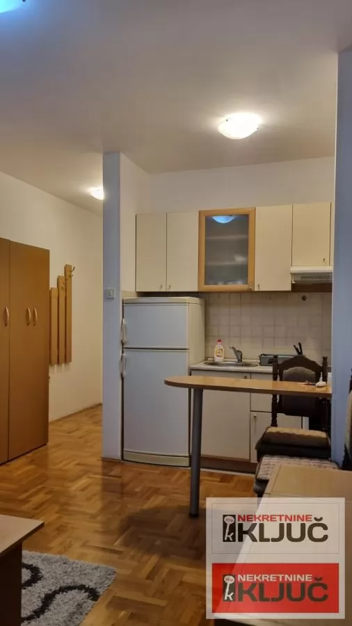 Dobra garsonjera na Grbavici 3