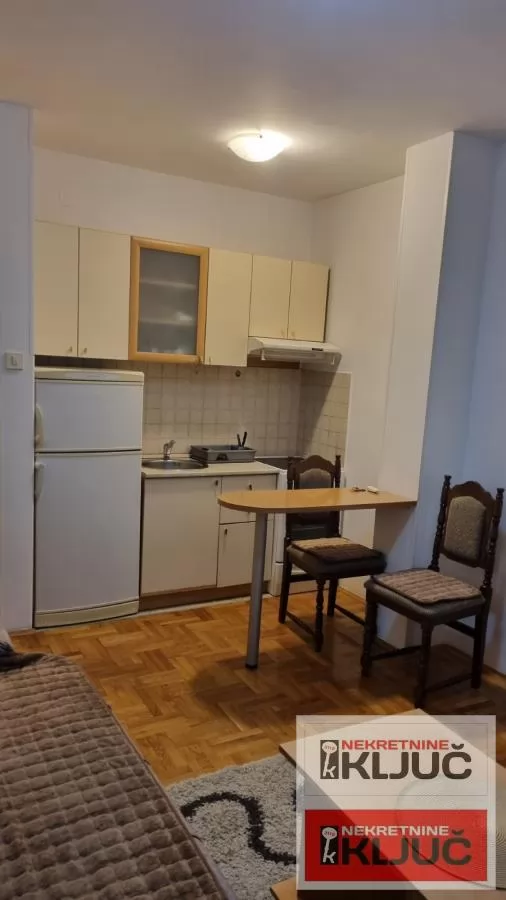 Dobra garsonjera na Grbavici 5