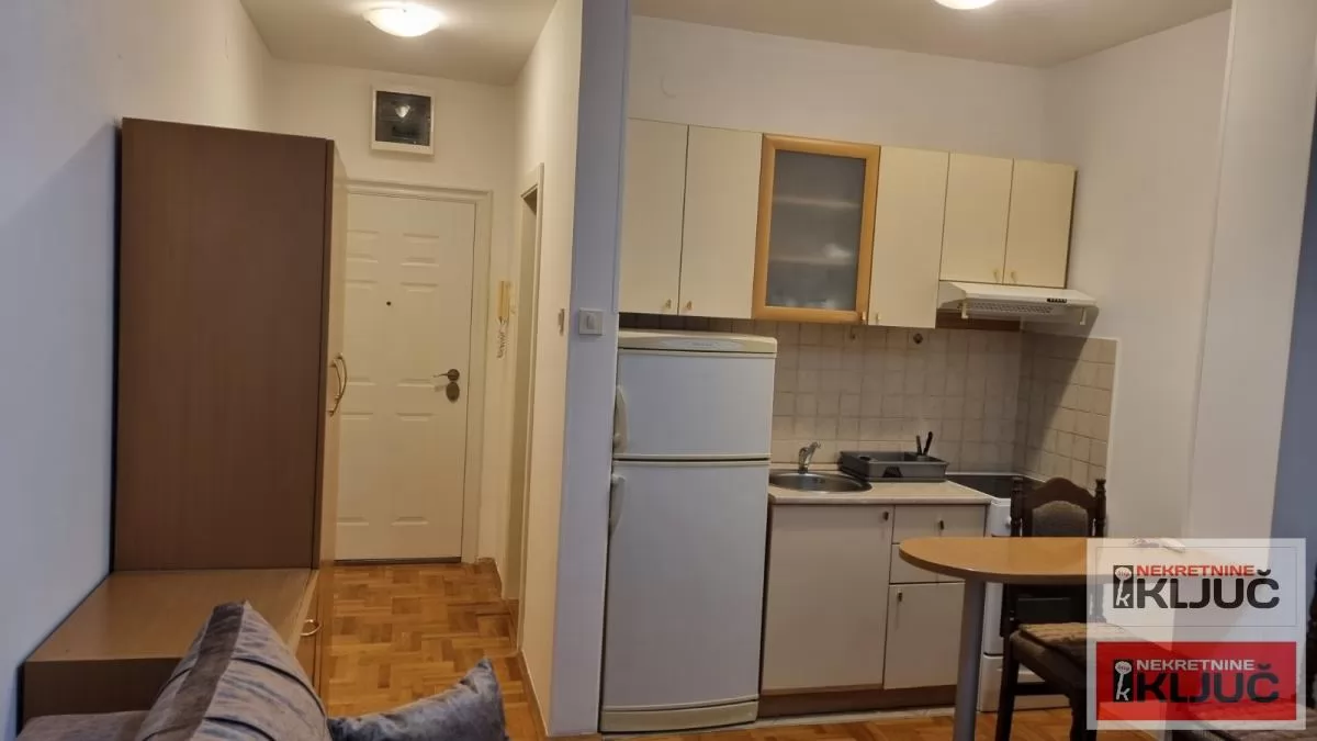 Dobra garsonjera na Grbavici 6