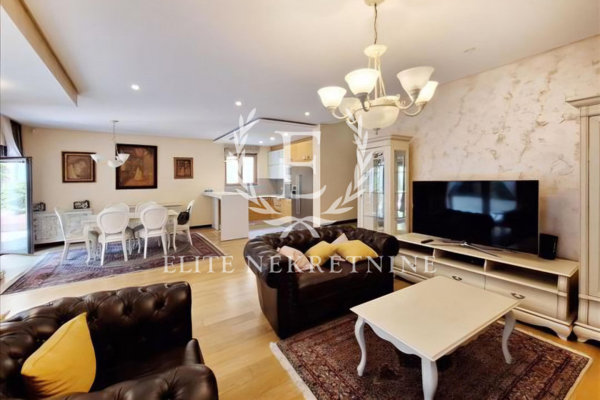 Izdaje se luksuzno opremljen četvorosoban stan na atraktivnoj lokaciji   Crveni krst 1